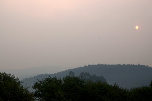 No dia seguinte, 30 de Agosto, a nuvem de fumo ainda encobria o sol matinal
