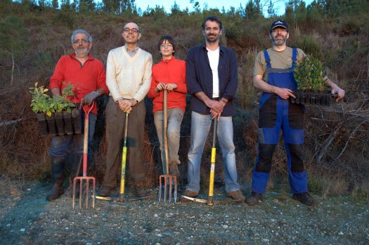 Um último raio de sol iluminava ainda os voluntários quando, ainda com os materiais em mãos, davam por finalizada a jornada
