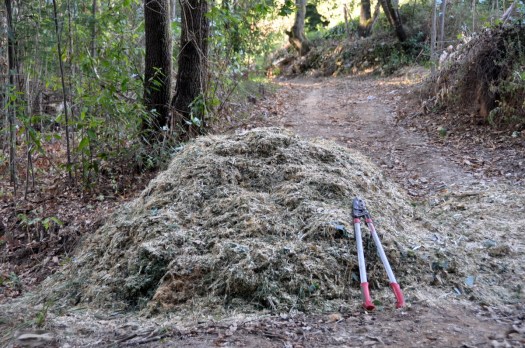Um dos montes de ramada triturada produzido